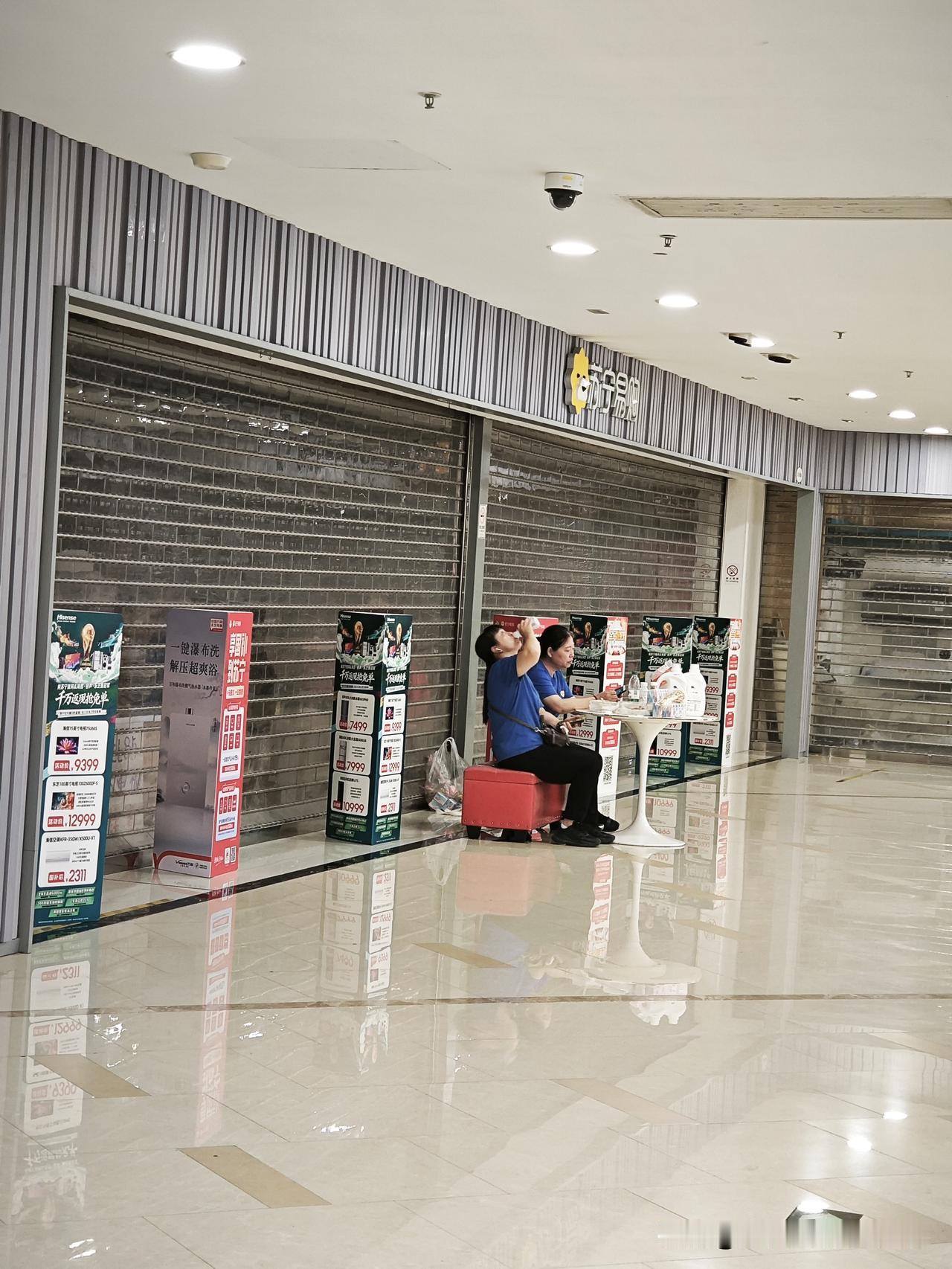 苏宁易购闭店空无一人，俩员工仍守着，这波售后我看哭了
 
商场里的苏宁易购已经全