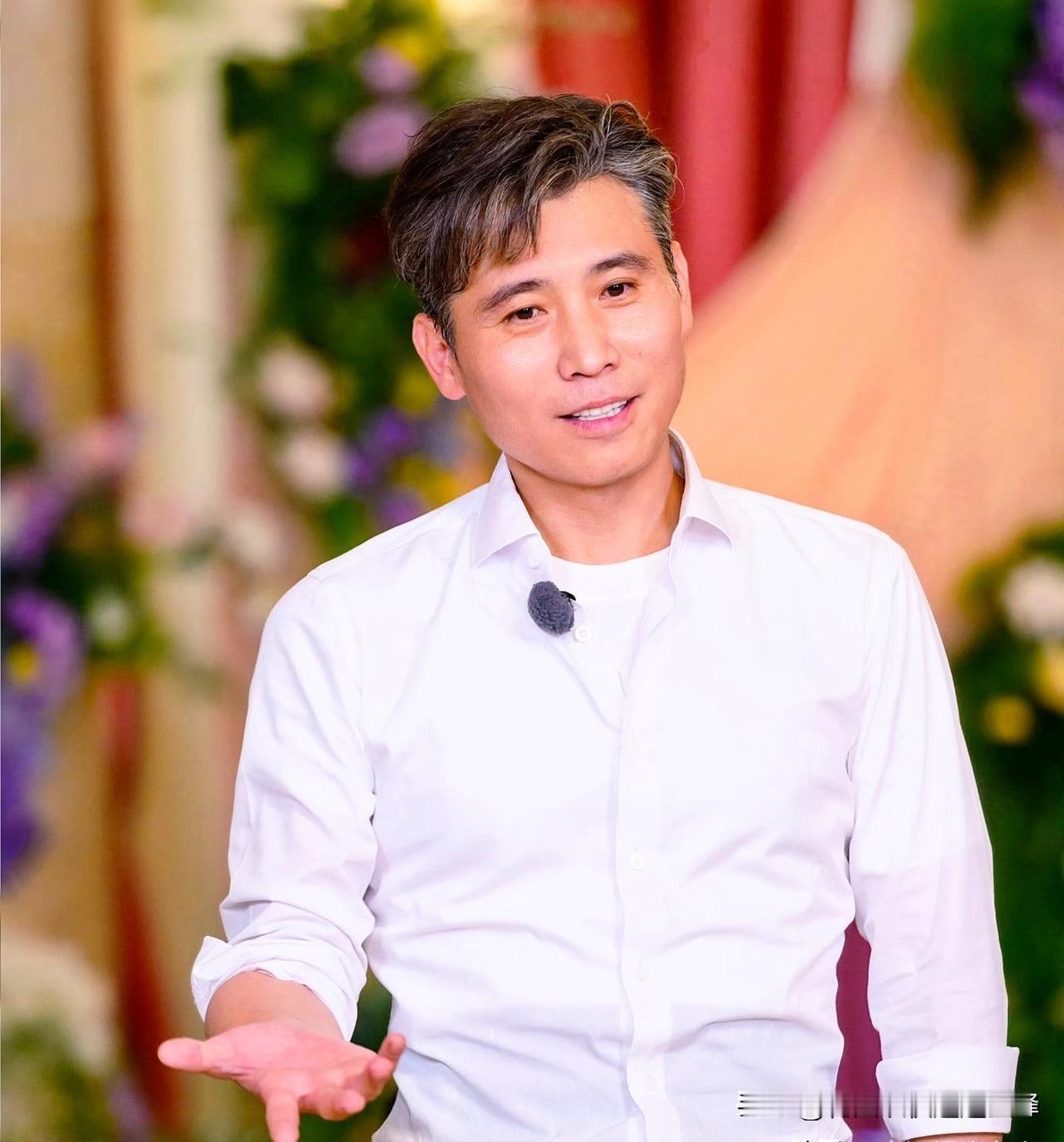 我发誓再也不追星了，全都是营造人设

追星女孩房子塌了，粉了那么久的“叔圈天菜”