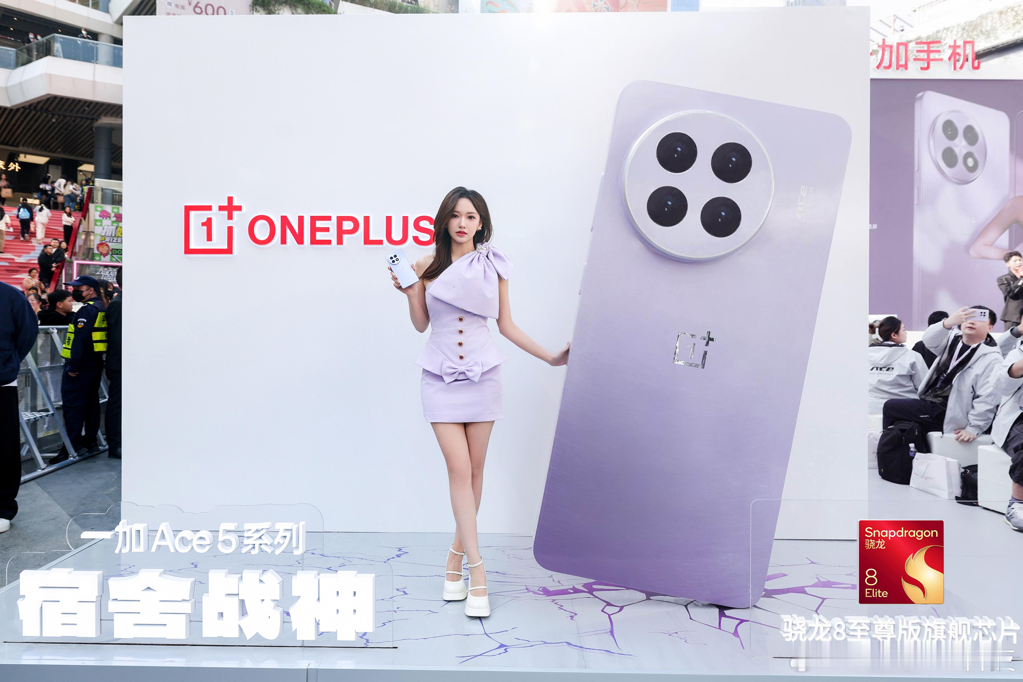你的城市有快闪活动吗？人气有点不要太火，但是我的目光都在程潇！真的好美呀！ 