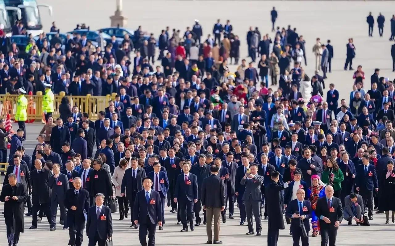 盛会开启，拭目以待！几千名工人、农民，经济、科技、文化、教育、文艺等各界人士齐聚