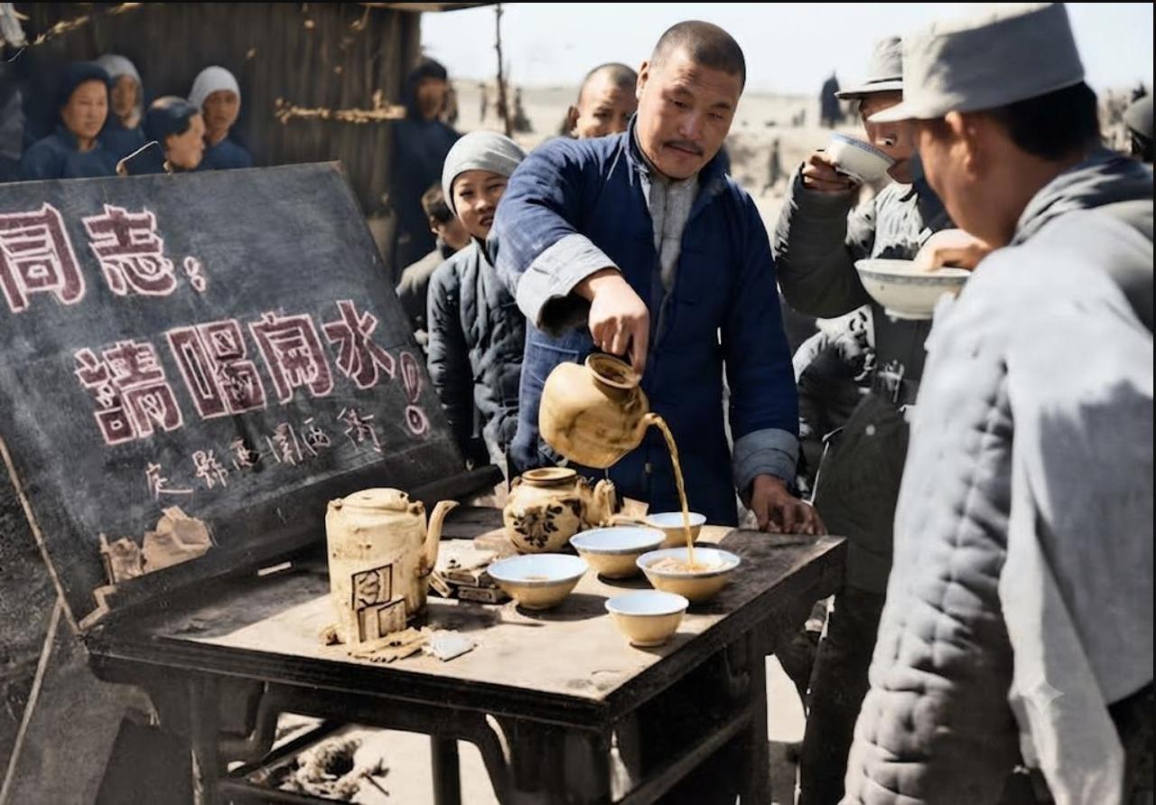 1949年，群众自发组织设立敬茶站，一位中年摊主，微微俯身，神情专注而热情，正手