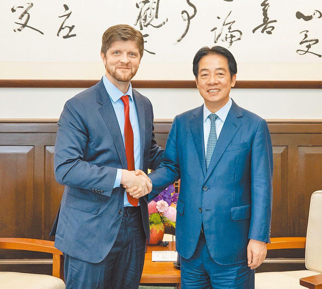 赖清德承认两岸统一后将更有力量和美国竞争
 
台湾双十节前夕，赖清德接受美国广播