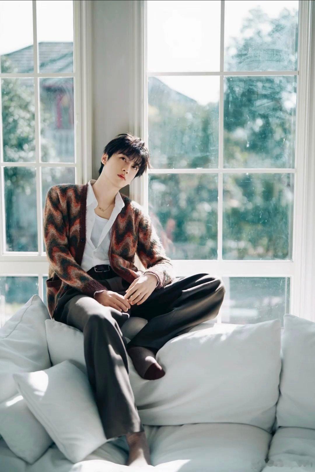 田栩宁阳光漫过窗台，风里带着暖意。复古开衫裹着松弛感，在庭院与房间的光影里，温润