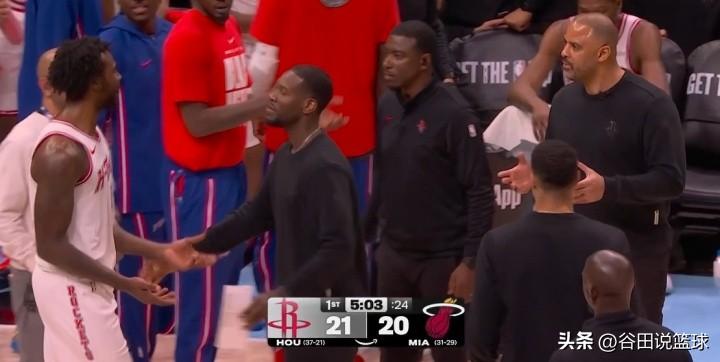 吵起来了！今天火箭队在NBA常规赛105-115不敌热火队，比赛中还发生了主教练