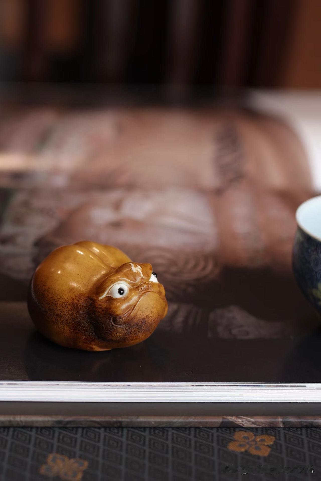 这只金蟾，看着是“萌”，其实不只是可爱。

鹿角的温润里带着时间的沉静，颜色不张