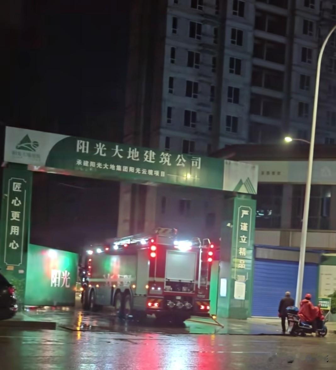 有网友在社交平台发出并称：
南充市高坪区一在建楼盘工地
不知什么情况，出现浓烟滚