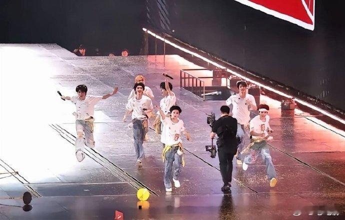   时团演唱会最忙的人！小哥相机放不下，挨个宠粉打卡，贵阳宠粉天花板～ 