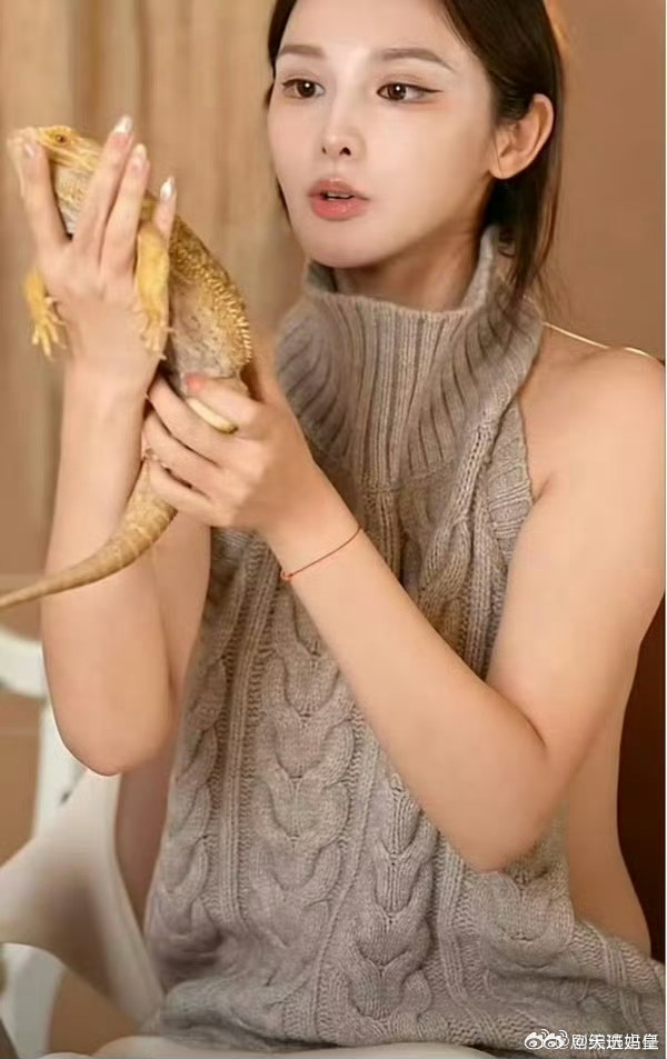 彭小苒直播穿的衣服彭小苒直播一身高领露背针织马甲出圈。款式独特好看，但镂空后背设