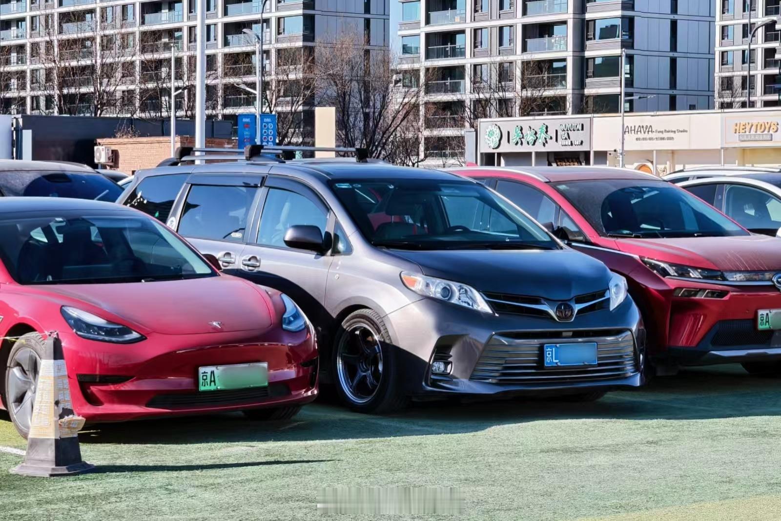 这车我去年应该见过，毕竟这么改的进口丰田塞纳 不多……汽车改装 MPV