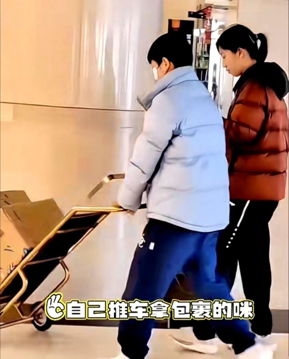 她推着快递车，像刚学会骑车的小孩，踉踉跄跄。
可一上桌，她一拍子下去，世界冠军就