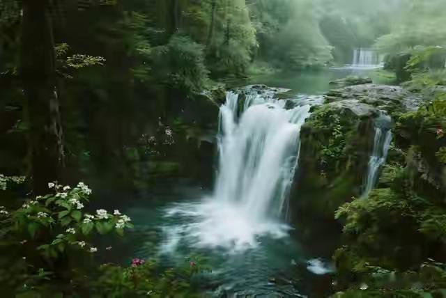 云横碧涧雨初停
飞瀑凌空珠连挂