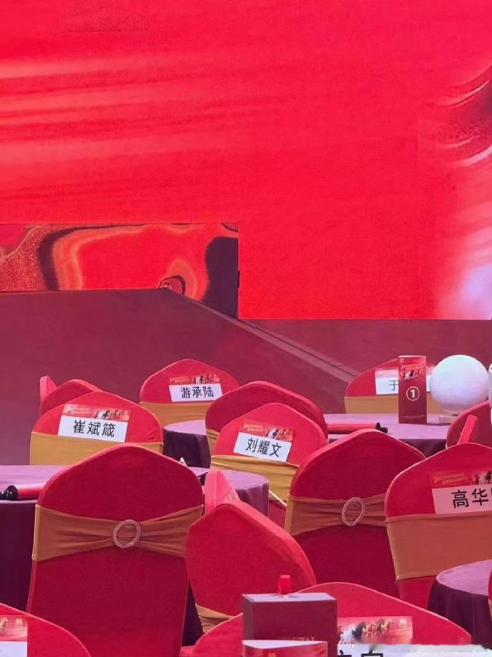 刘耀文今晚和惊蛰无声坐一桌刘耀文和张艺谋坐一桌 看到刘耀文和《惊蛰无声》剧组同桌