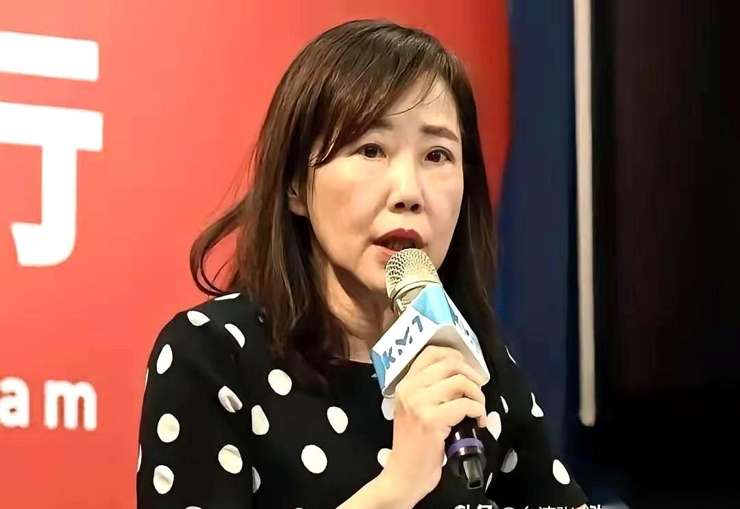 前国民党文传会主委尹乃菁辞职了。官方通稿写得很体面：身体抱恙，免疫力下降。
但这