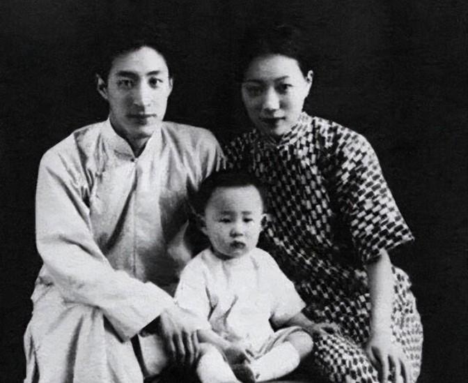 1929年，68岁泰戈尔访华，悄悄住进徐志摩家，深夜非要睡陆小曼床上。徐志摩欣然