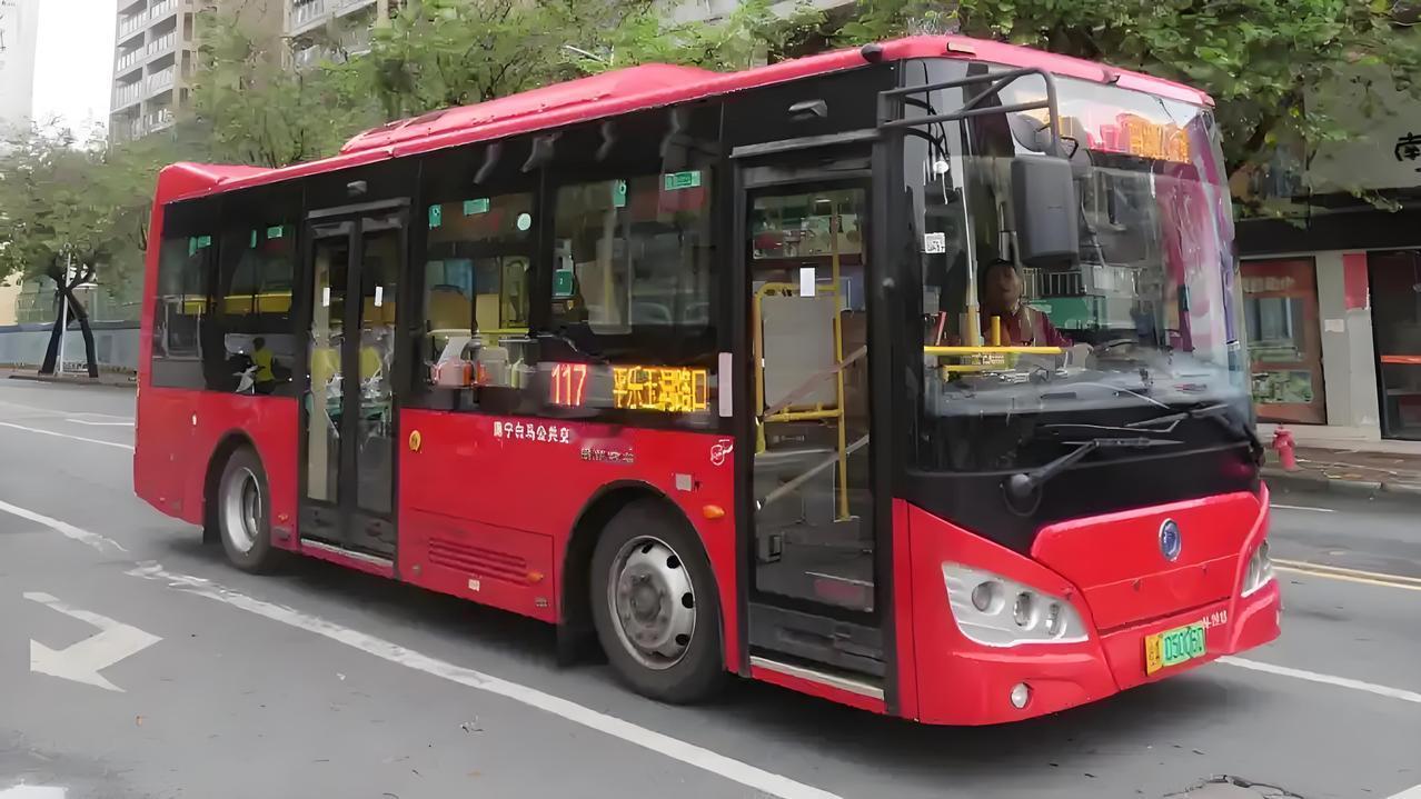 大家都得按政策办事，自觉遵守公共秩序，这可不是一句空话。
就拿坐公交来说，依次排