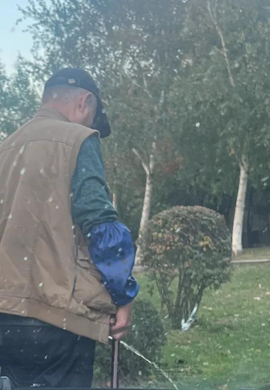 哈尔滨是一个文明城市，还是黑龙江省会城市怎么还能人大白天的当街明目张胆的小便呢？