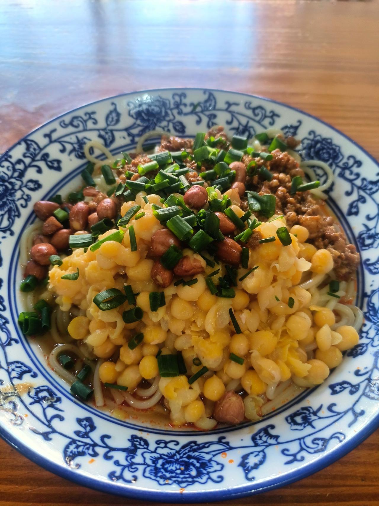 蓬朗新兴星中路的德川面馆，开了少说快10年了。

今天的豌杂面要的干溜，微辣加麻