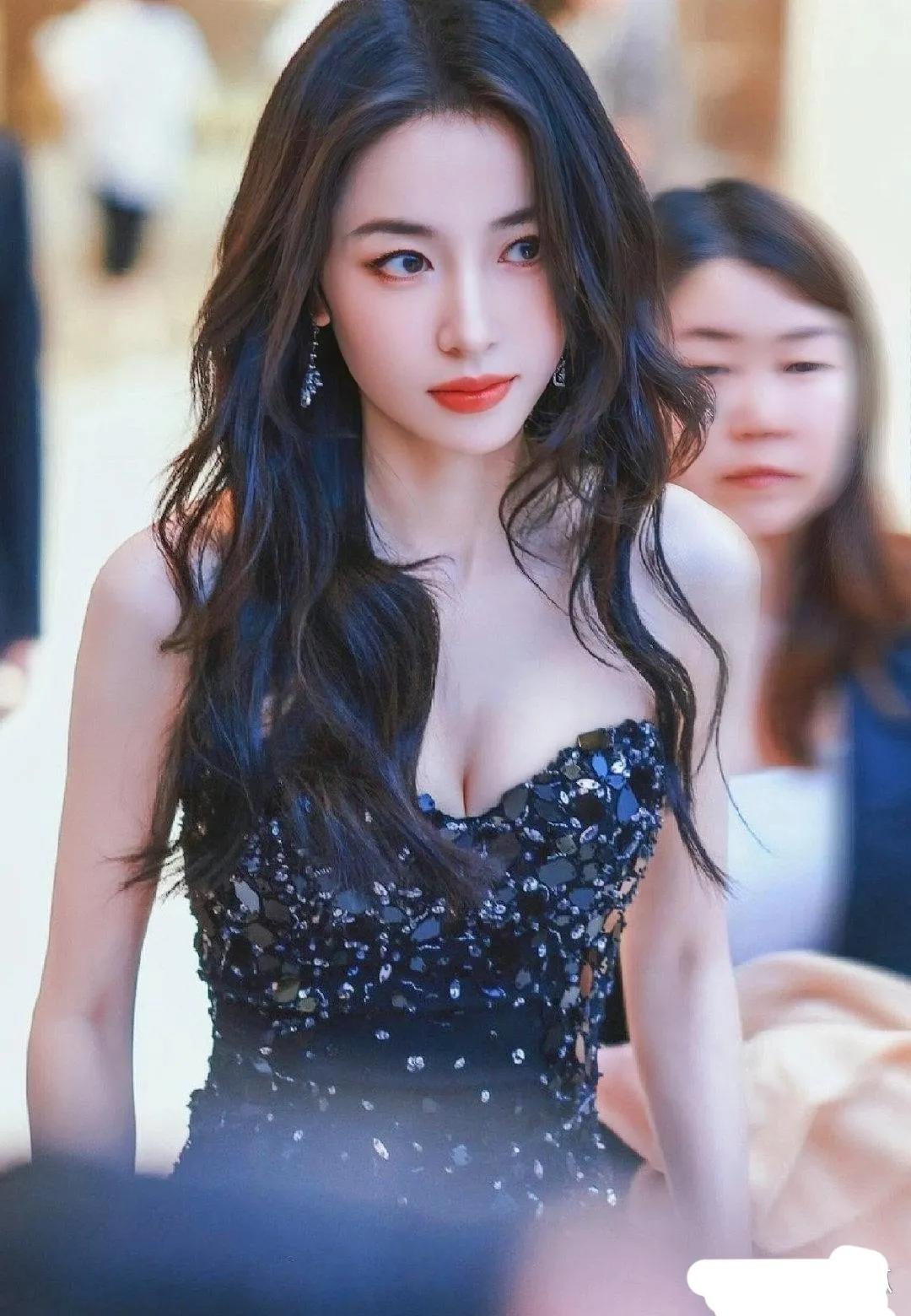 周雨彤身着一袭典雅深V礼服，曼妙婀娜的身姿，令人瞬间屏息，赞叹之声不绝于耳。