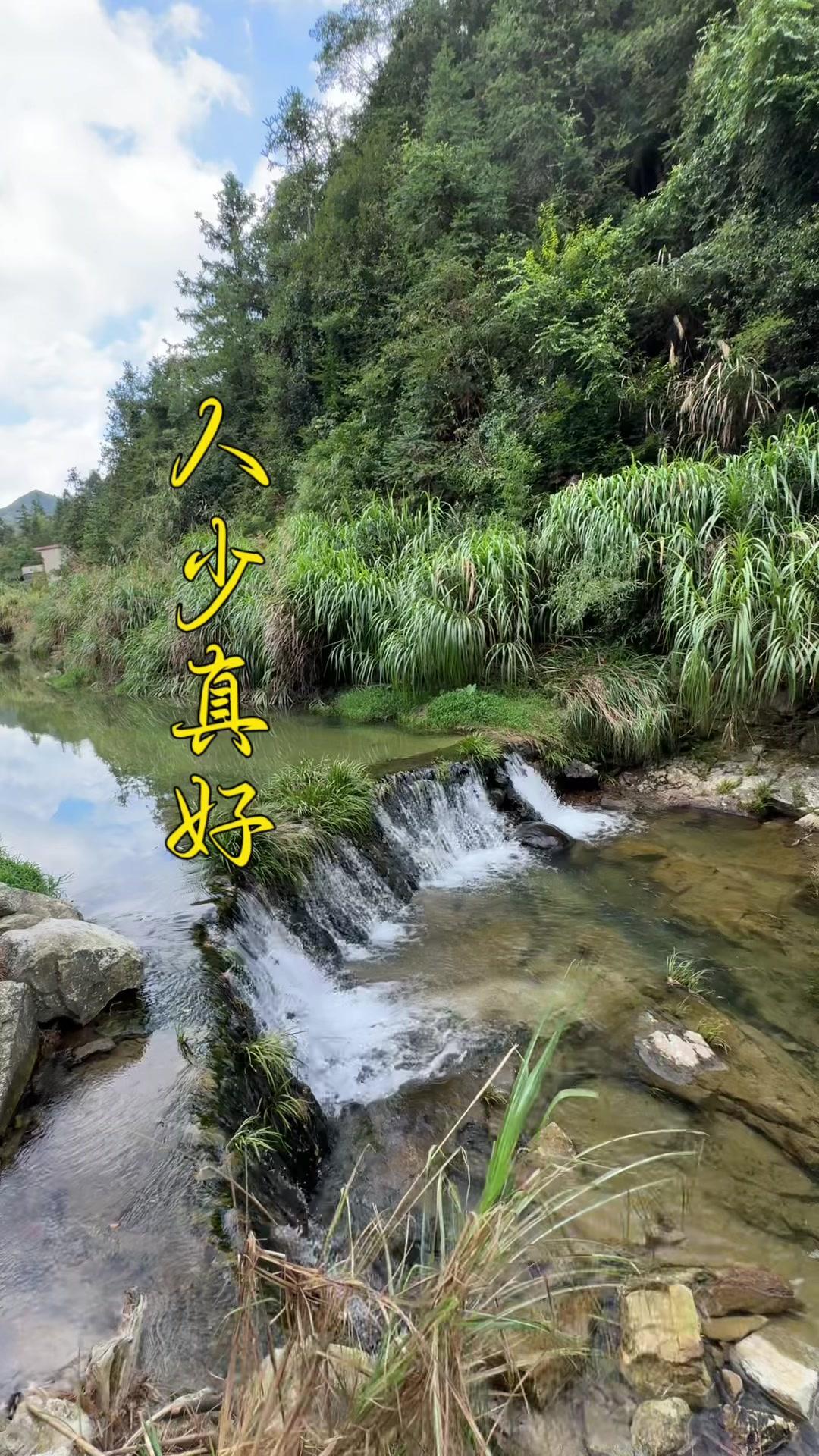 这里的房子总让人好奇，明明建在人迹罕至的地方，却空置着。但当看到这如画的山水，突