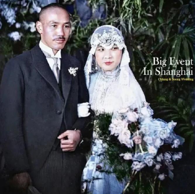 1927年12月1日下午的一场上海婚礼，女的穿着婚纱，手捧康乃馨，笑靥如花，男的
