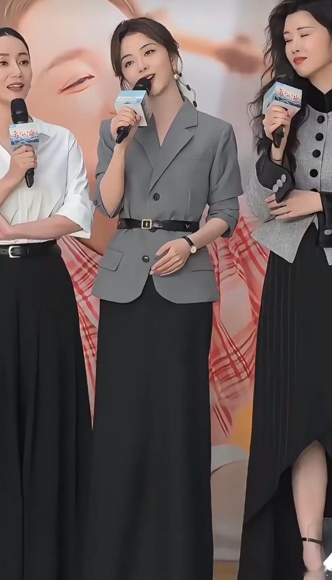 谭松韵就这么水灵灵的坐我旁边 谭松韵就坐在身边，灵动眉眼，水灵的状态看着特别舒服