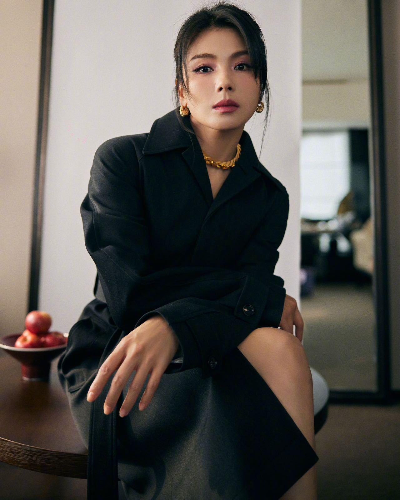 刘涛 BV大秀黑色大衣造型写真组图 