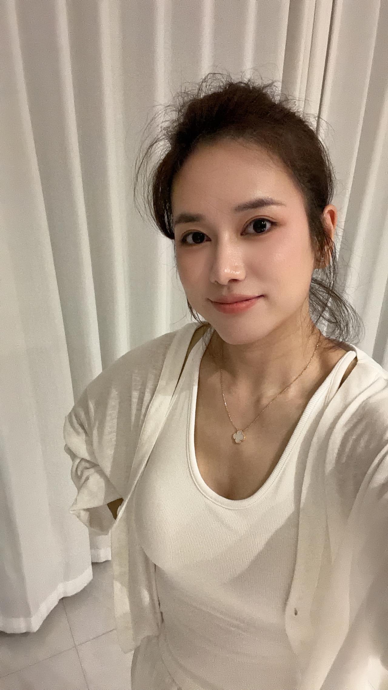 生活没有那么多惊天动地，
每天保持积极向上，
认真经营自己，用心对待生活。
哪怕