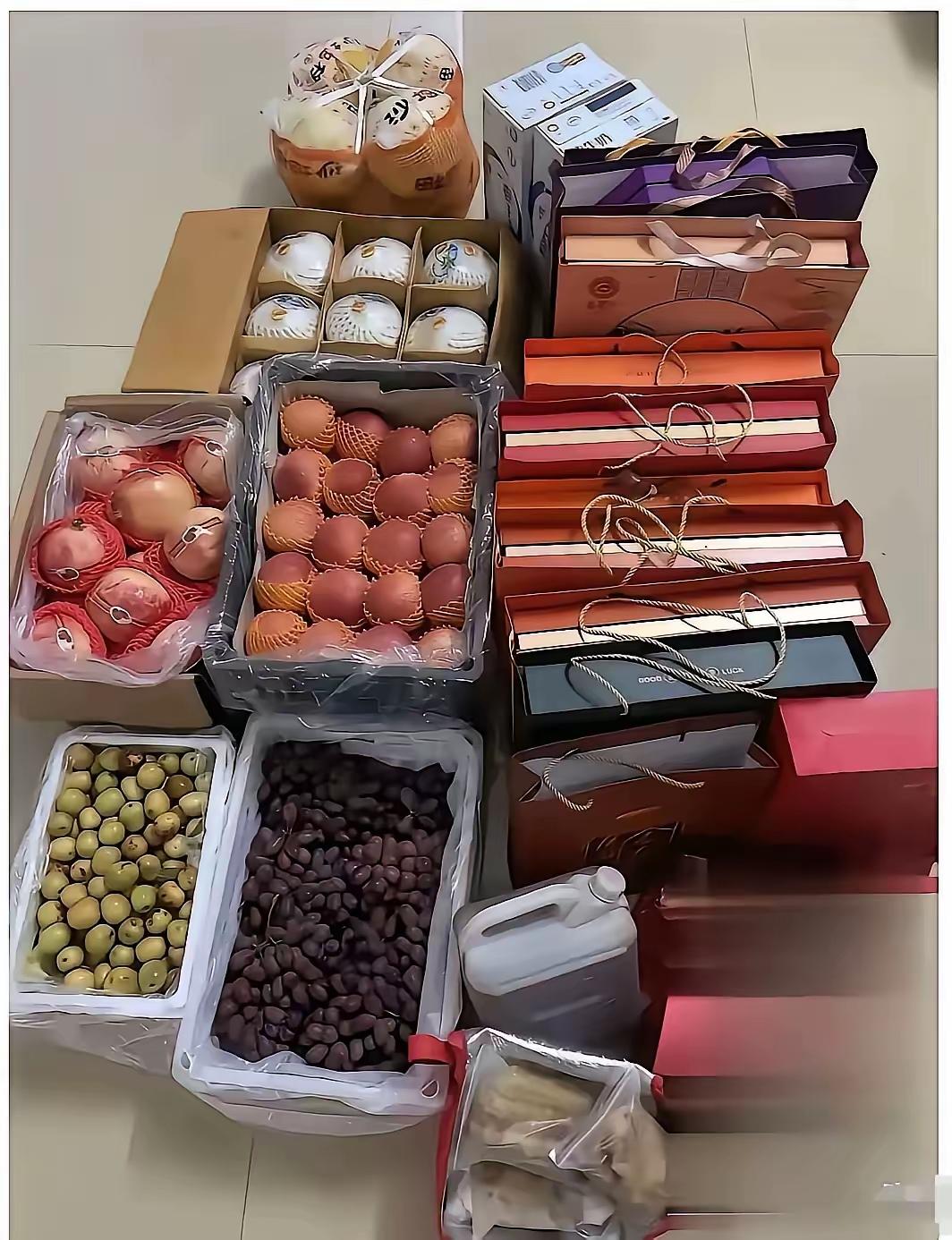 这个姑爷子给老丈爷准备这么多中秋礼物，我数了一下，一共20件，估计这是一位准姑爷