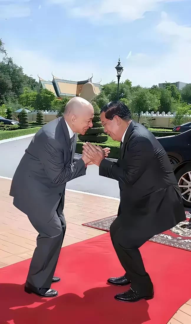 你说这两位弯着腰、握着手，在诉说什么话呢？