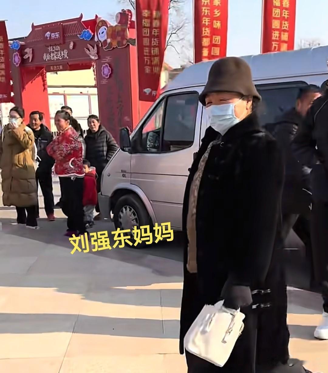 强子妈也回光明村了，一身的貂皮毛草很带派，儿子有能力，妈妈气势都不一样

强子妈