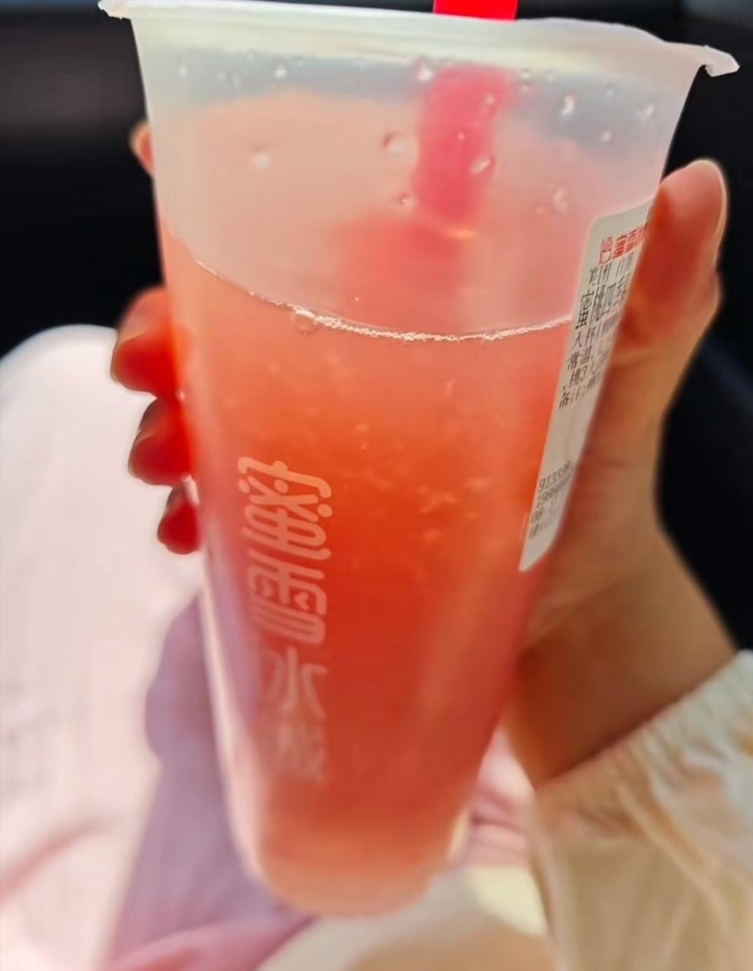 被亲家气到了。

前天从医院回来，儿媳说去吃麻辣烫。我说你别要辣的，喂奶也会让宝
