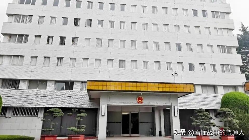 日本自卫队现役少尉，持刀翻墙闯进中国使馆，当场被按倒在地！很多人以为这只是个寻衅