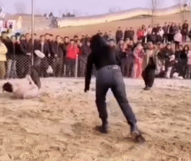 这姐们有点虎阿，好想跟她学几招[尬笑]
#整个场景笑翻天# #笑疯哈哈哈哈哈#