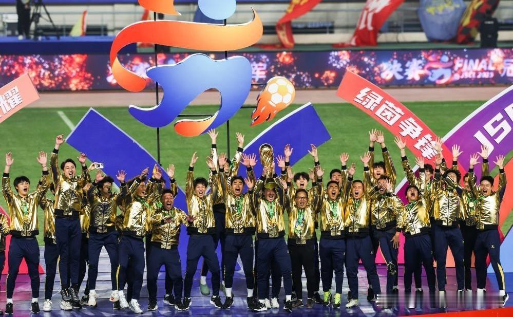 昨晚，2025年“苏超”足球总决赛在万众瞩目中落下帷幕。泰州与南通两支劲旅在常规