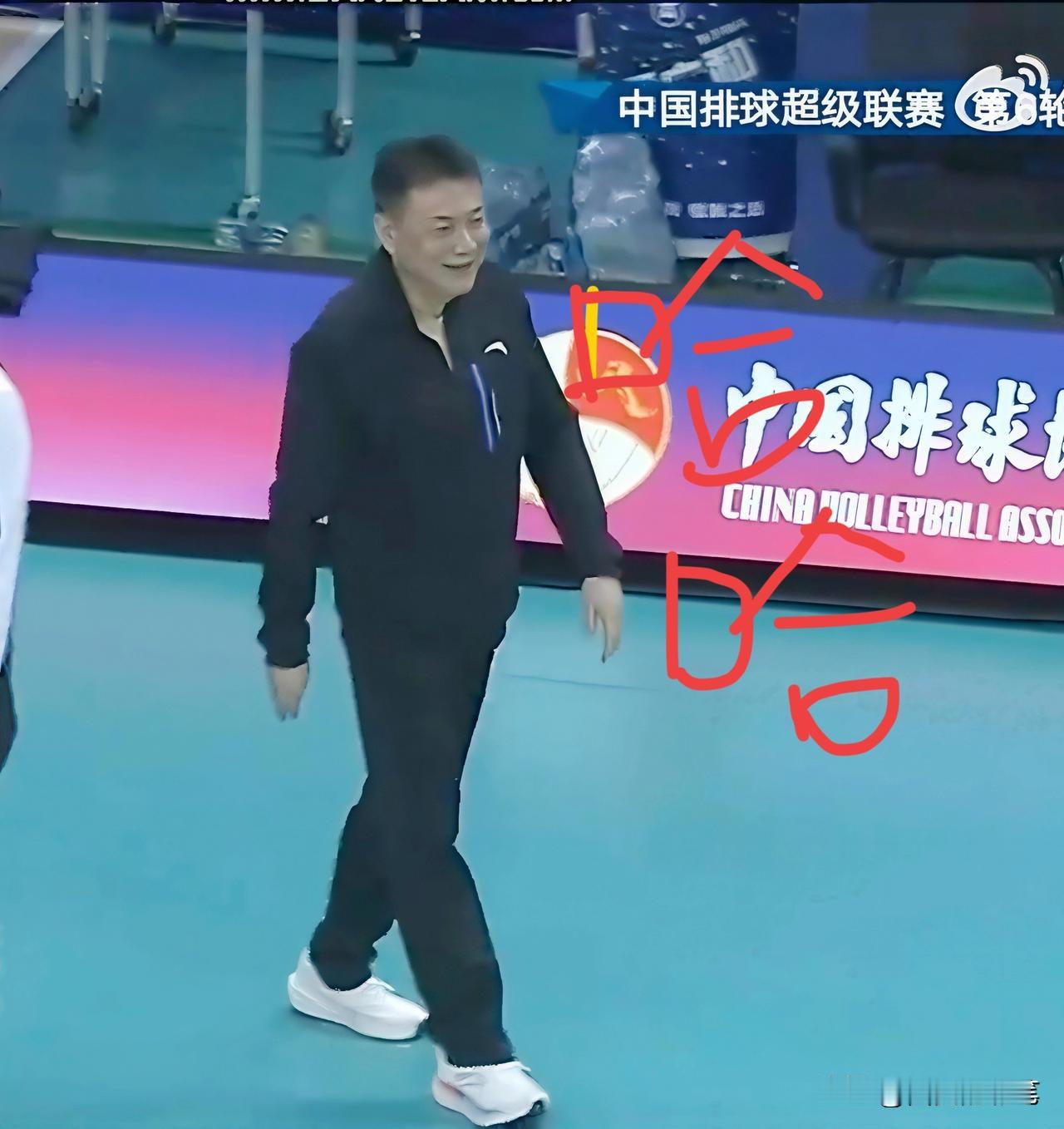 蔡斌被王云蕗狠狠痛击，看得让人笑晕了[呲牙]
北京女排与上海女排比赛中，王云蕗四