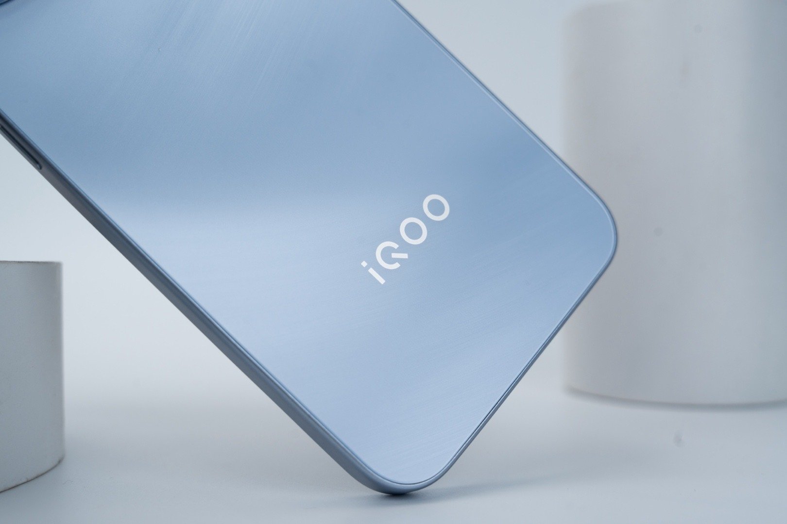 iQOO Z11的沧浪浮光配色有说法！手持看是银色，拍图的时候又是这种蓝色的感觉