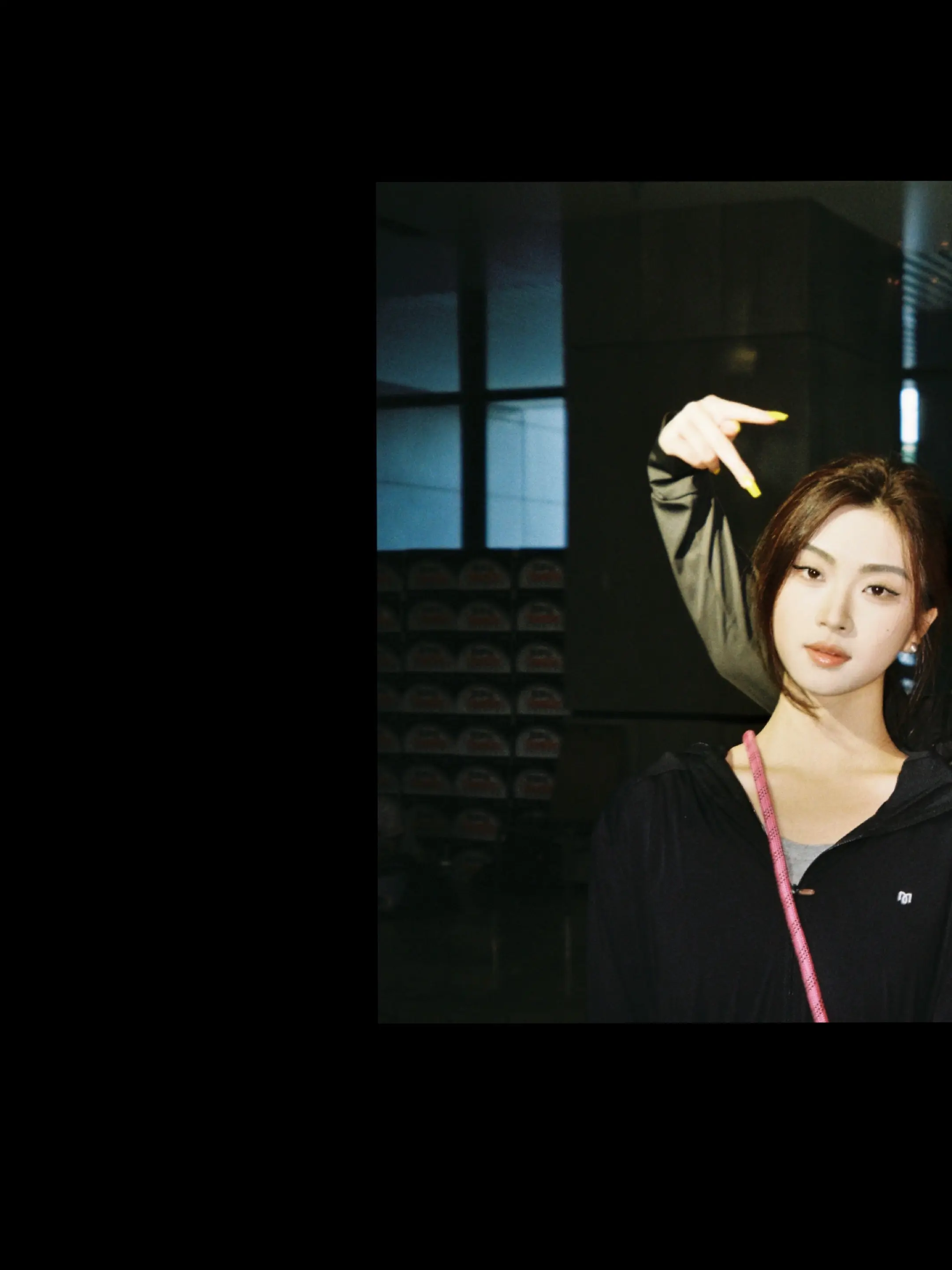 她到底是怎样的。她的耳机那些诡谲多变的歌单，她洗完澡，擦干发尾的最后一...