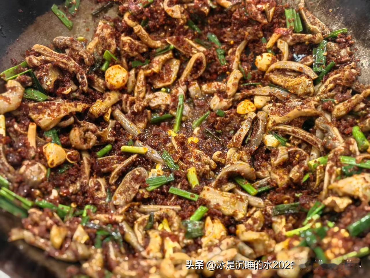 湘西山区特色美食包谷酸辣性肠非常扯口，适合边喝点小酒边吹牛干饭。最有名气的应该是