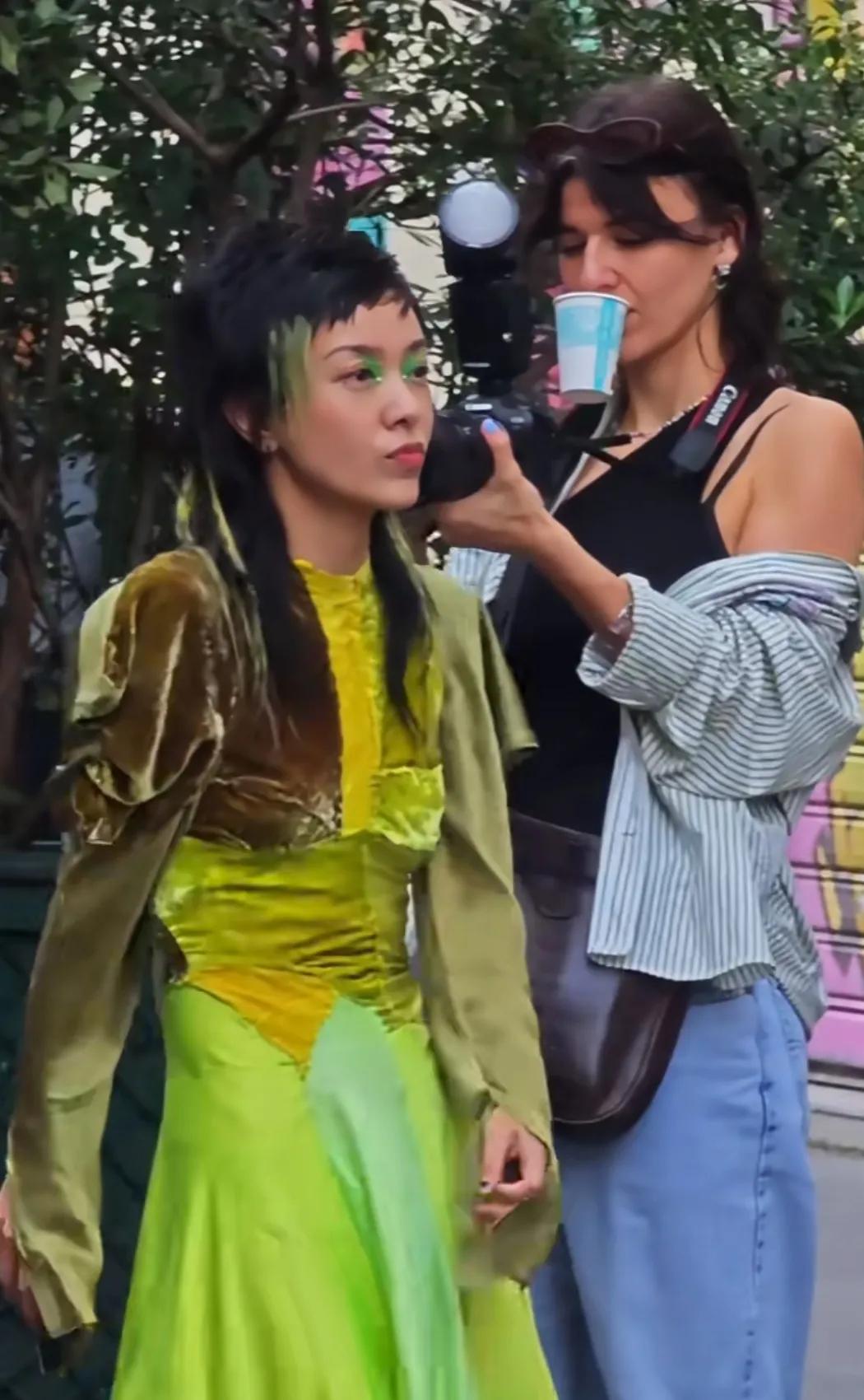 巴黎夏至音乐节看到郭采洁了
平时看的都是磨皮加滤镜吧
这样看郭采洁很真实
人是好