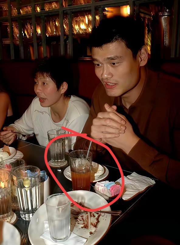 球员时代的姚明，喝的是酒还是饮料啊