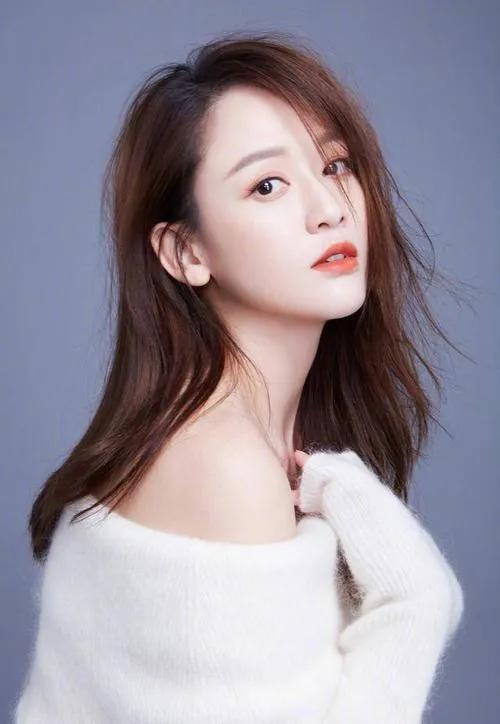 陈乔思是一位备受赞誉的演员，她在表演和外貌方面都表现出色。陈乔思的演员生涯始于 