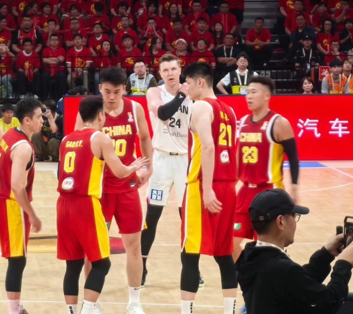 渡边雄太谈霍金森：

“他是我们赢球的关键。今晚霍金森一上来的状态就非常好，他打
