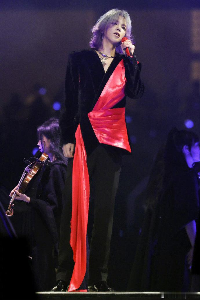 #华晨宇[超话]##华晨宇神级live舞台要来了##华晨宇开心夜带你看日出#“开