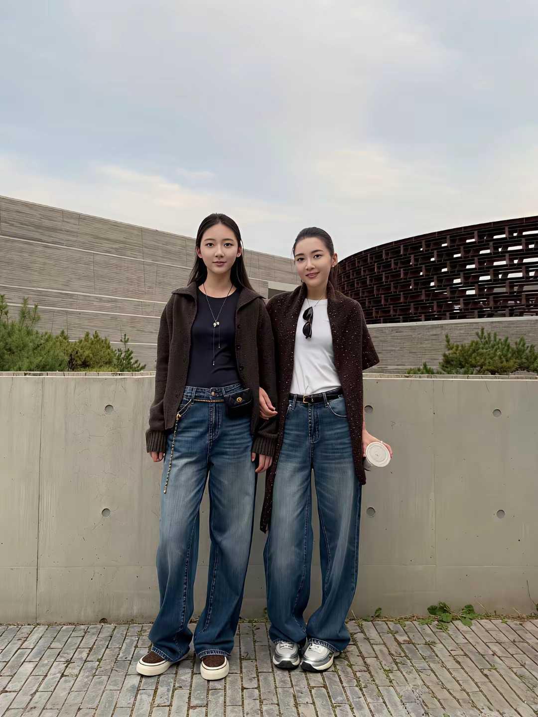 15岁闺女，37岁老妈，穿搭简简单单，看着像闺蜜