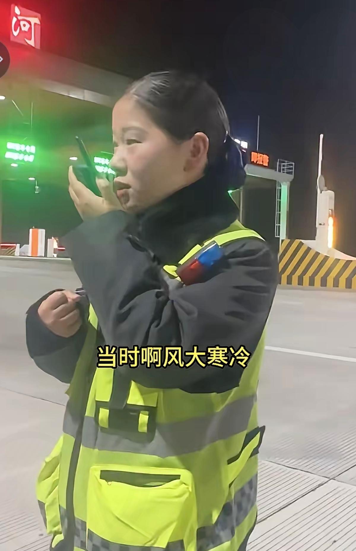 安徽这位女收费员太圈粉了！高速上电车没电趴窝，本是糟心事，却被她的举动暖成了治愈