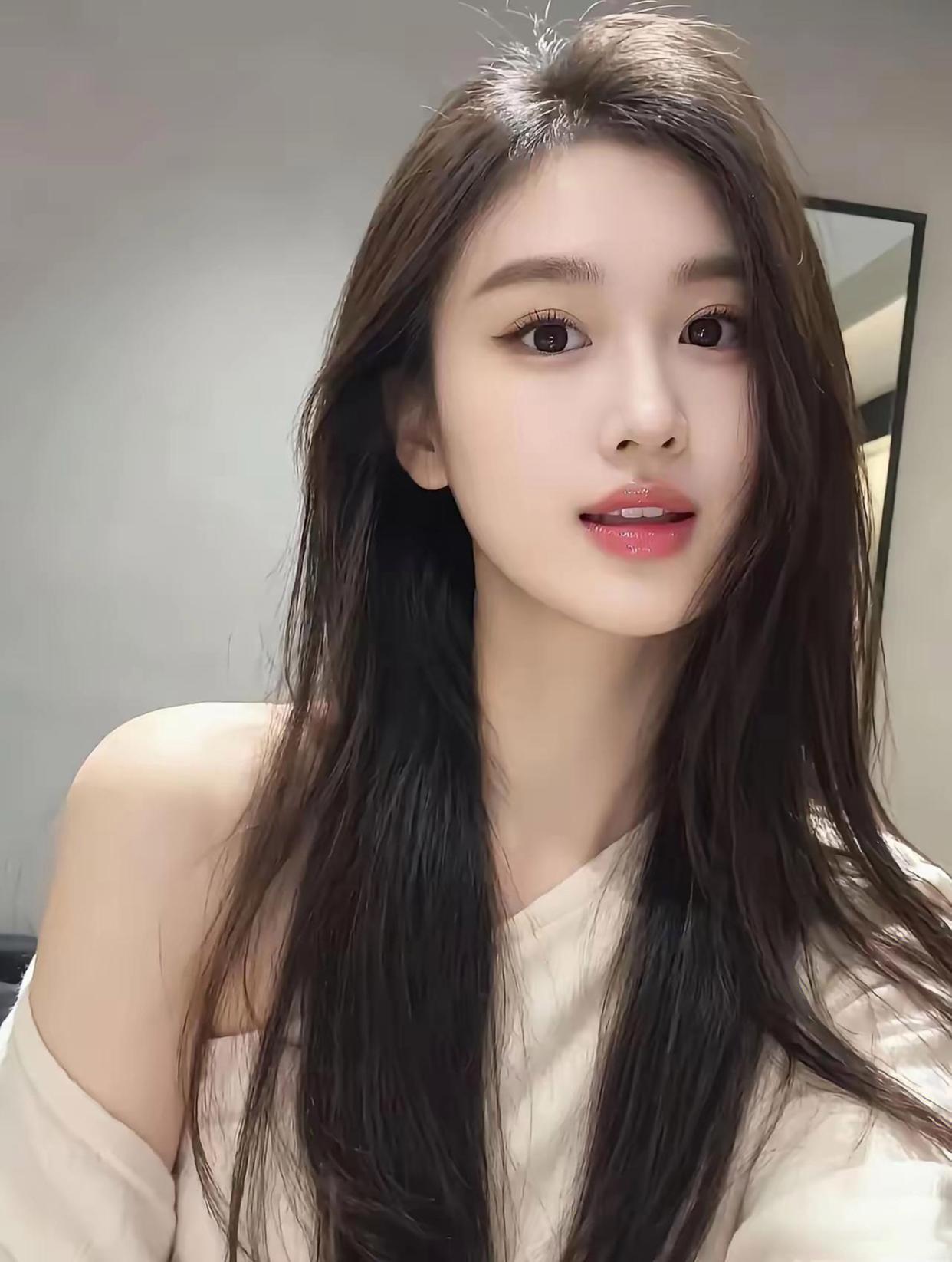 悄悄的你笑了，
正如春潮漫过心的堤岸；
我拢一拢目光，
不带走，只留这刹那的斑斓