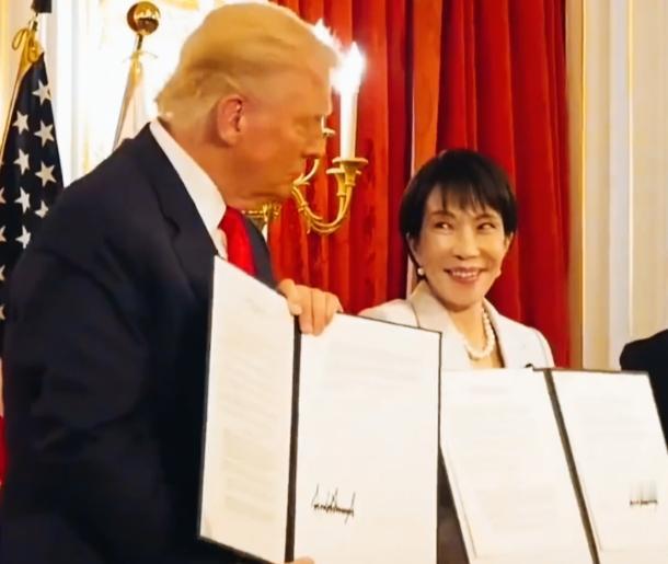 高市早苗和默克尔的眼神，是不是让特朗普体验到了，不一样的感觉！
两人的眼神虽然都