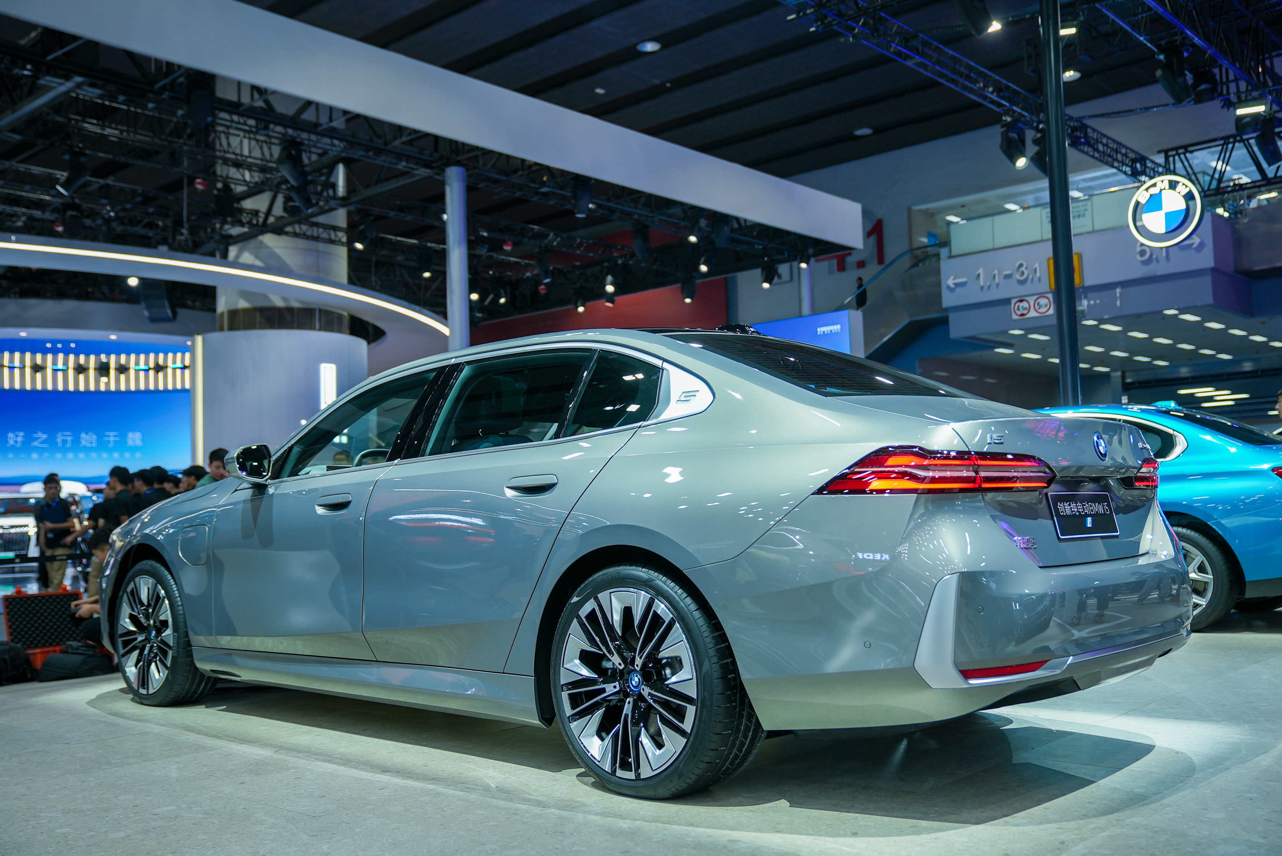 #全新BMW 5系# #这就是5# 前段时间去广州车展上有幸见到创新纯电动BMW