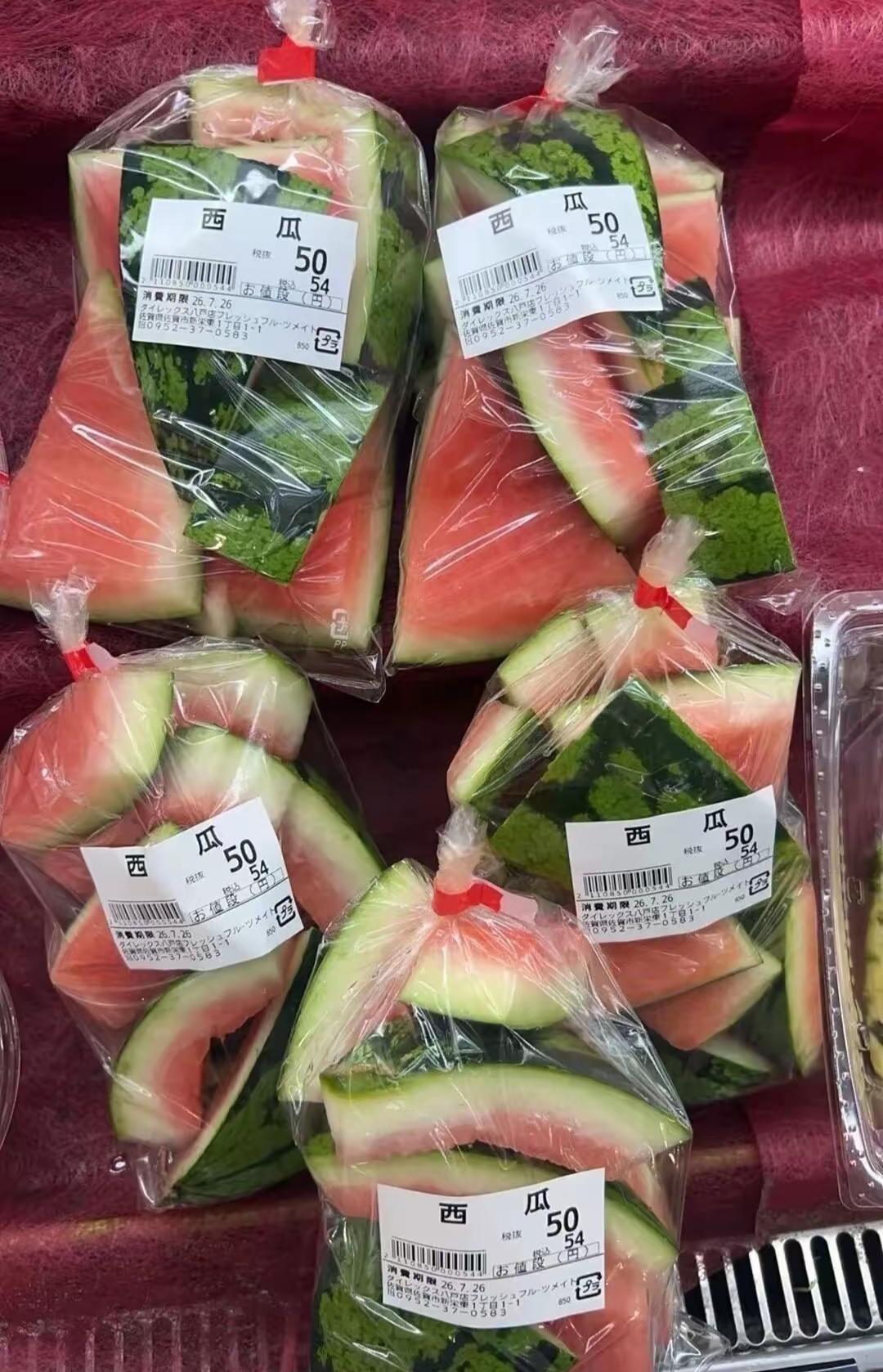 西瓜清甜，夏日消暑。我想问问大家，买回家都怎么吃[呲牙]你炒过西瓜皮吗？西瓜冰凉