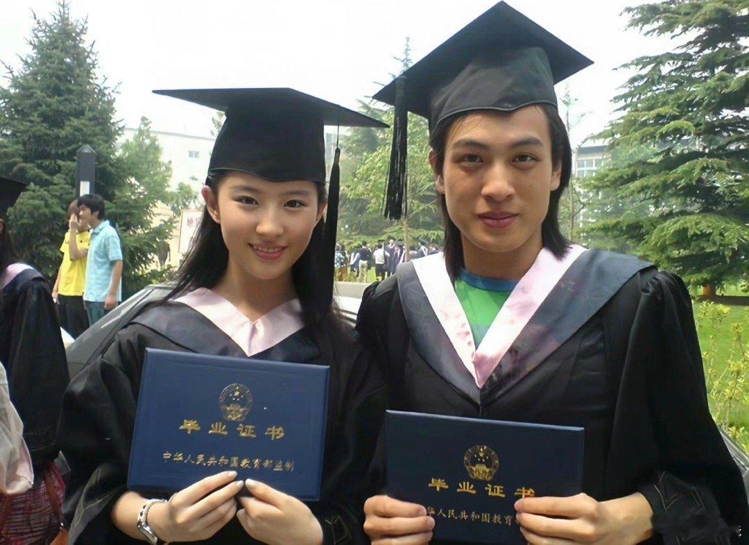 #刘亦菲大学毕业照#刘亦菲高清大学毕业照🈶，北京电影学院2002级表演系，同一